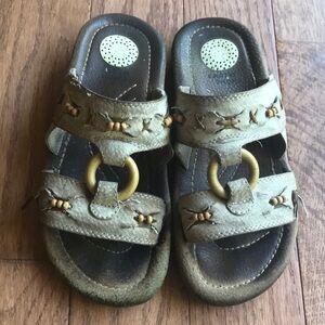 Wellworn EarthShoe leather taupe slip-on shoe